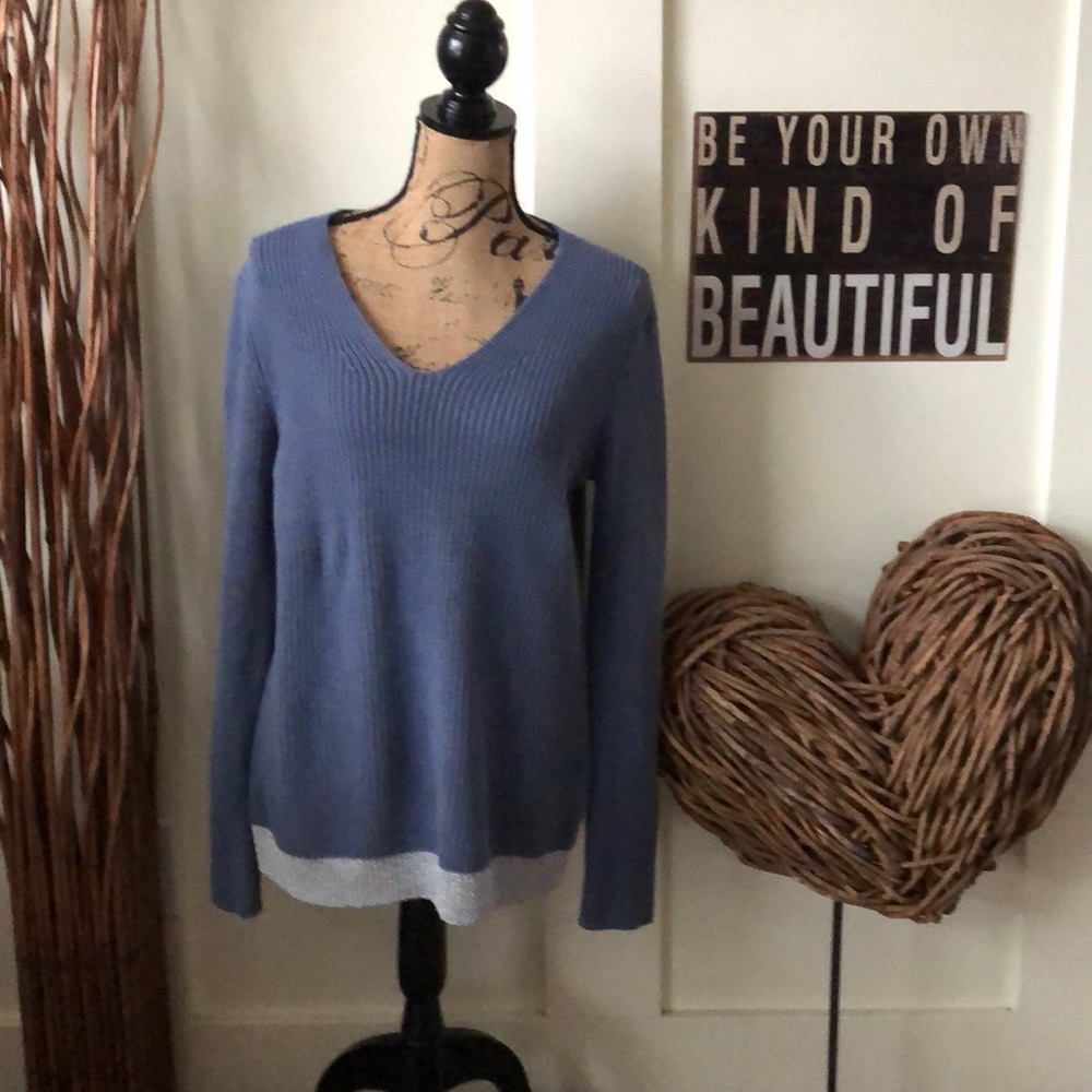 Liz Claiborne V-neck sweater wisilver metallic hem